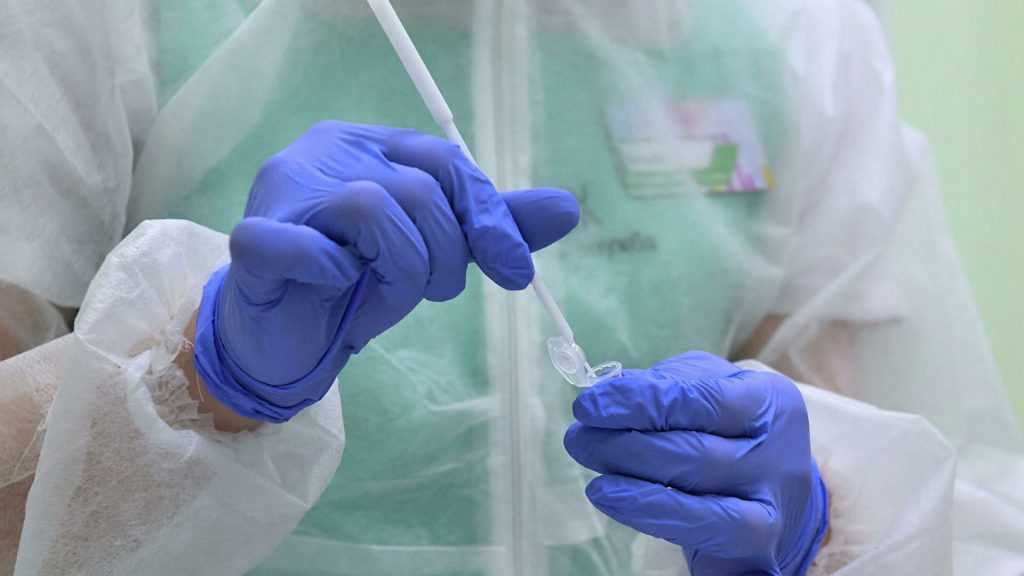 Штамм коронавируса дельта опасен для детей и молодежи