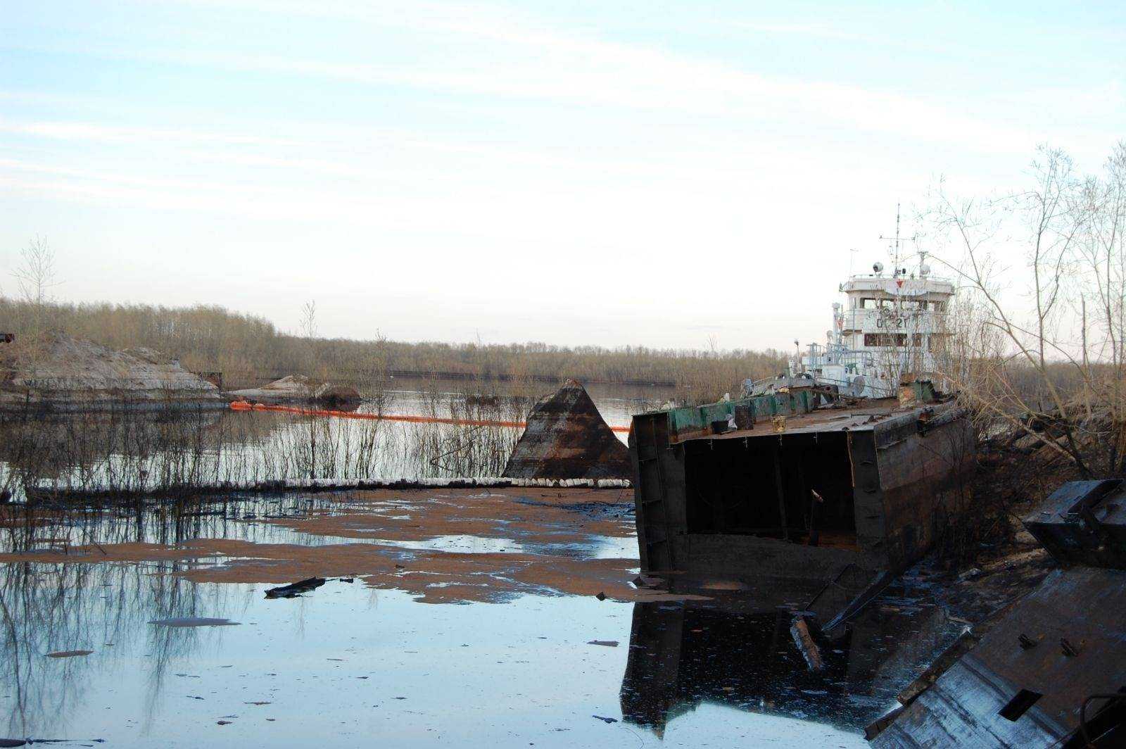 Нефтепродукты с ГЭМ попали в реку Вилюй в Якутии