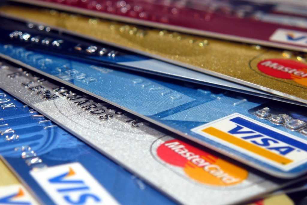 Крупные покупки россияне оплачивают кредитными картами