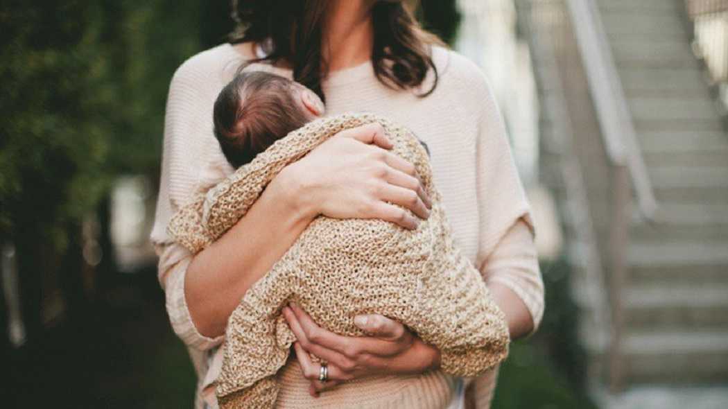 Стала мамой молодая. Девушка с ребенком на руках. Ребенок на руках. Девушка с младенцем на руках. Мама с ребёнком на руках.