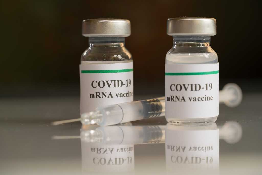 В Евросоюзе одобрили вакцину Moderna против коронавируса для подростков
