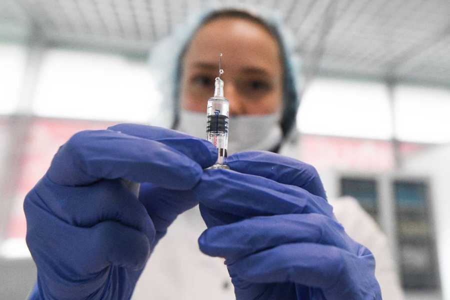 Евросоюз одобрил вакцину Moderna для применения у подростков