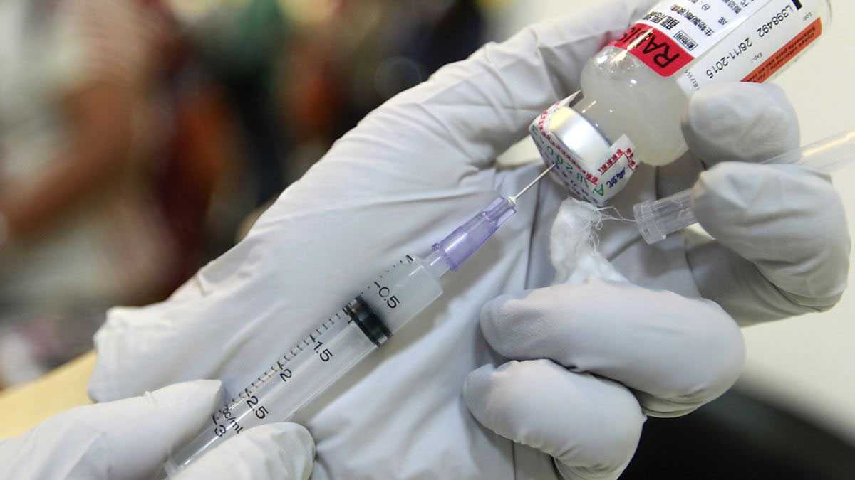 Захарова осудила призывы Франции не признавать вакцины России и Китая