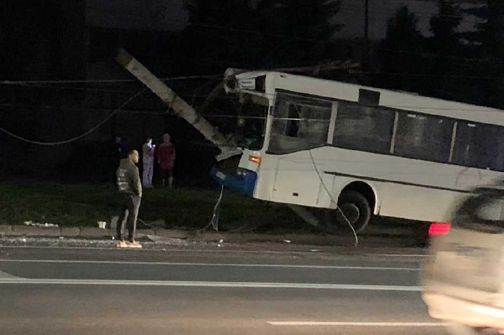 Автобус врезался в опору в Хабаровске