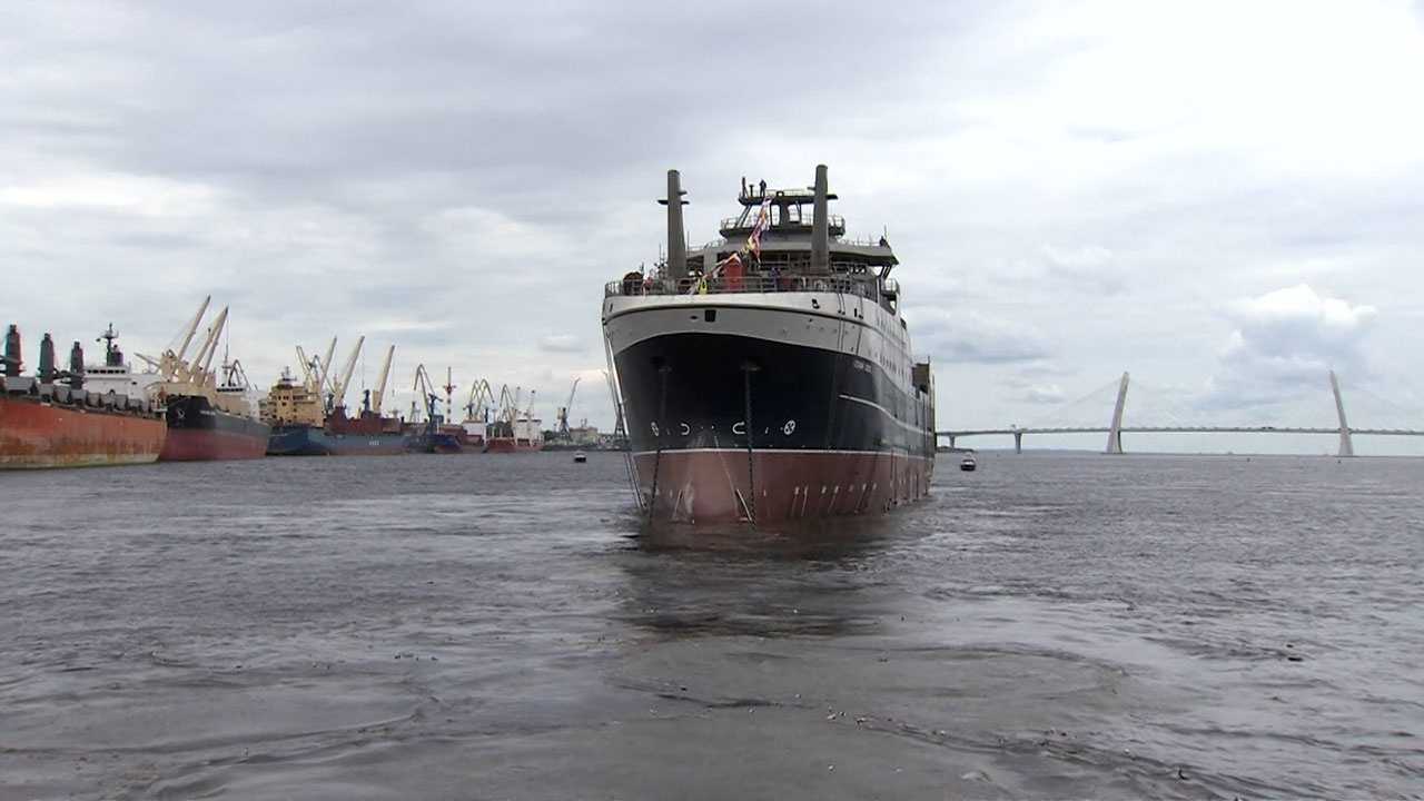 Сегодня прошёл торжественный спуск на воду рыболовного судна «Механик Сизов»