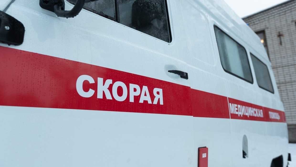 Автобус врезался в опору в Хабаровске
