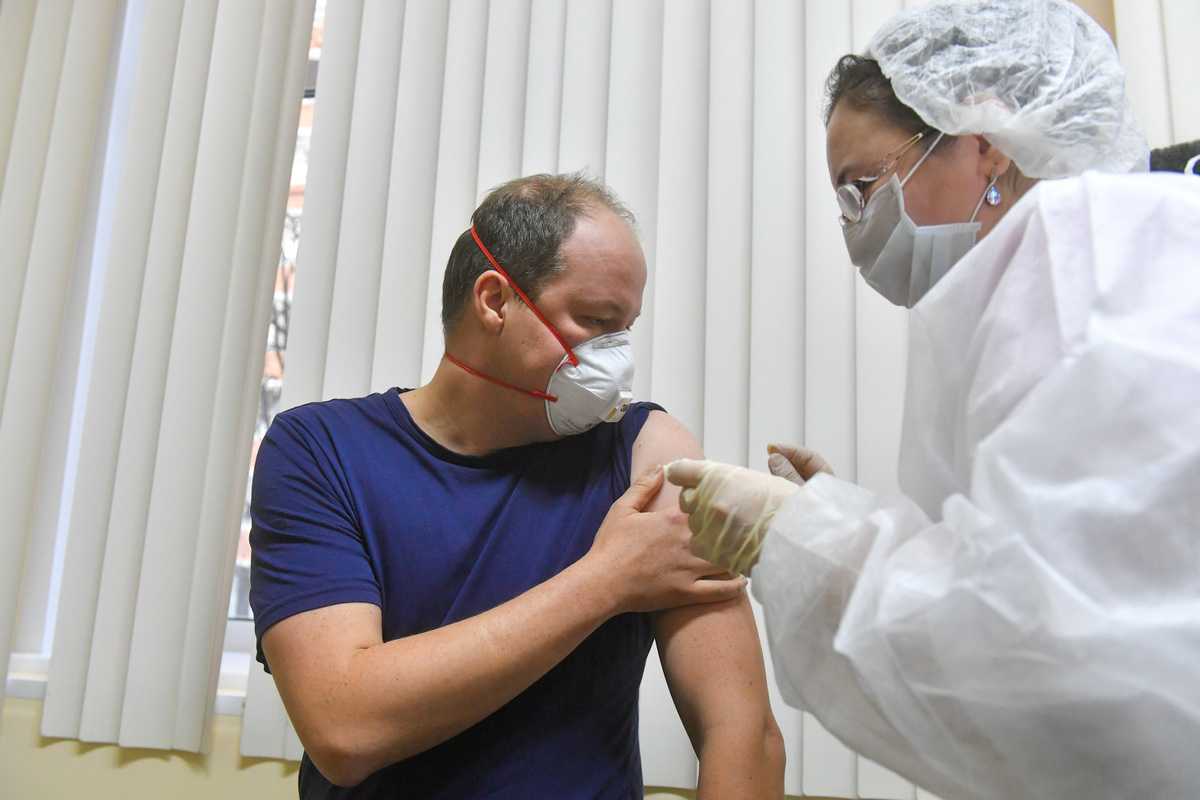 Эксперт оценил идею вакцинации россиян на всю жизнь