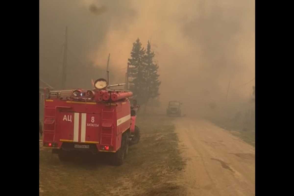 Более 30 домов пострадали от пожара в деревне Бясь-Кюель в Республике Сахаmk.ru