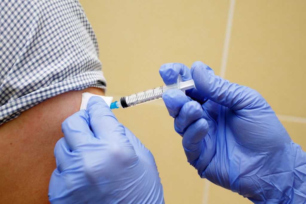Назвали количество людей, заболевших коронавирусом после прививки