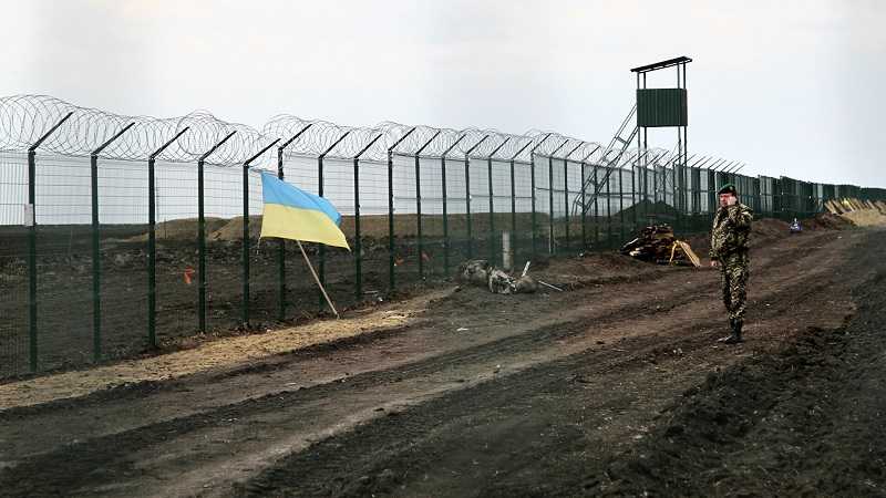 Украинские военные копают траншеи на границе с Россией