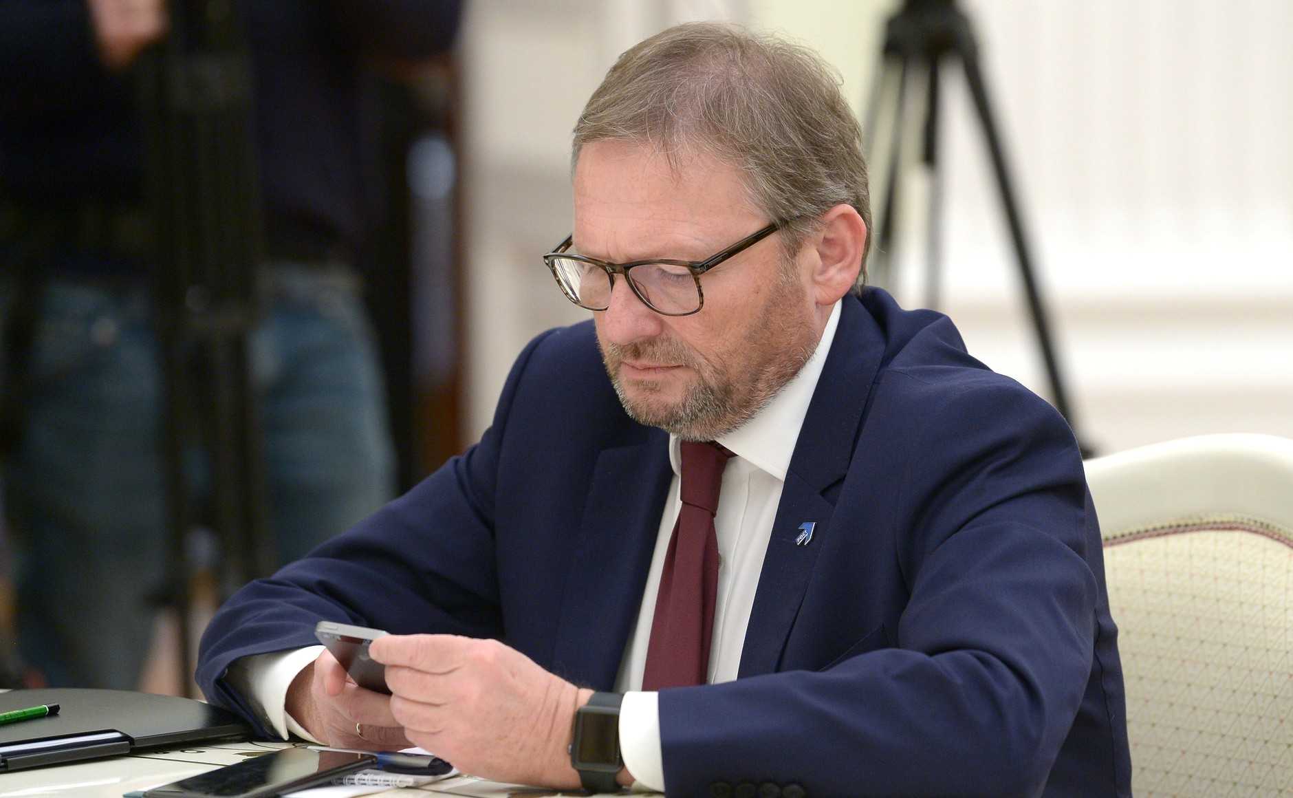 Титов выступил с инициативой разрешить заключенным пользоваться телефоном и интернетом