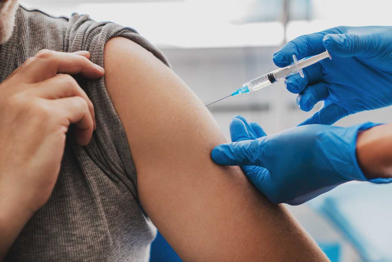 «Нужно принуждать»: российский вирусолог высказался о вакцинации