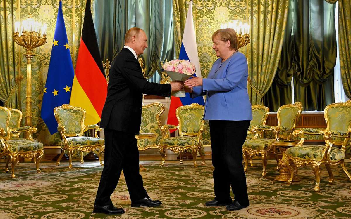 Американские СМИ: «прощальный подарок» Путина Меркель – сигнал для Байдена