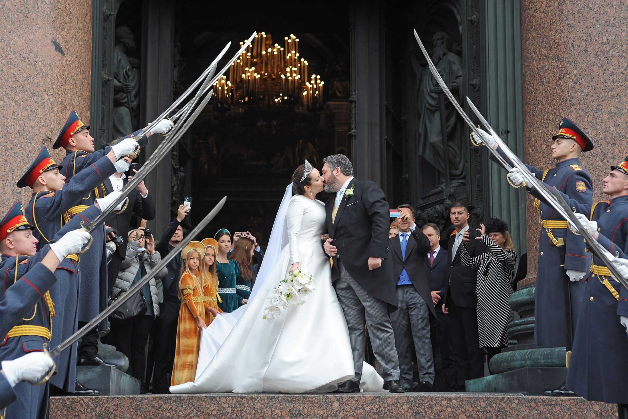 Шойгу распорядился наказать «почетный караул» на свадьбе Романовых в Петербурге