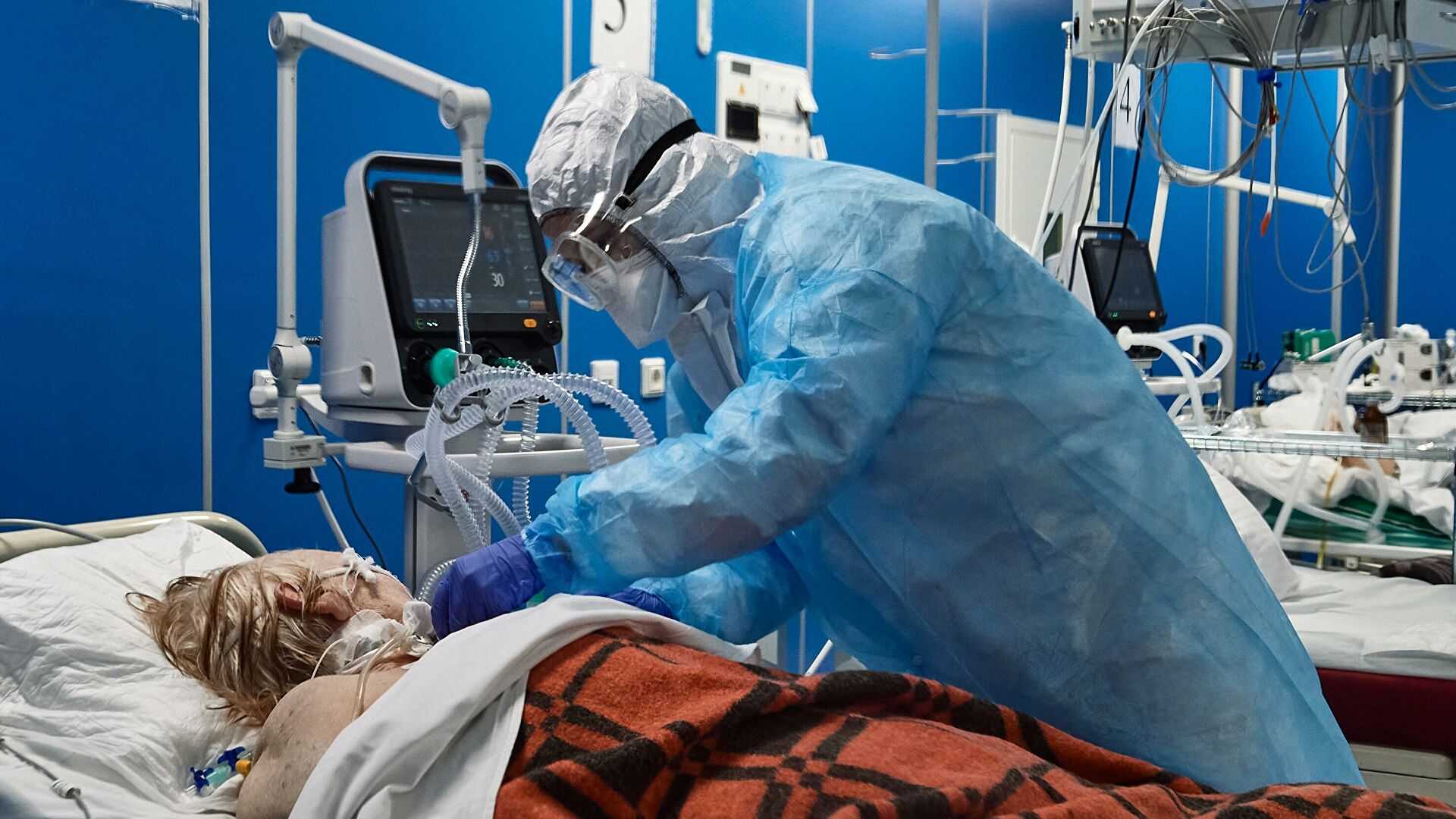 Иммунолог предположил, когда в России будет пик смертности от коронавируса