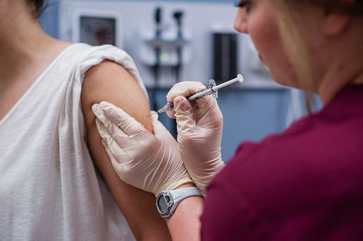 В Петербурге ввели обязательную вакцинацию