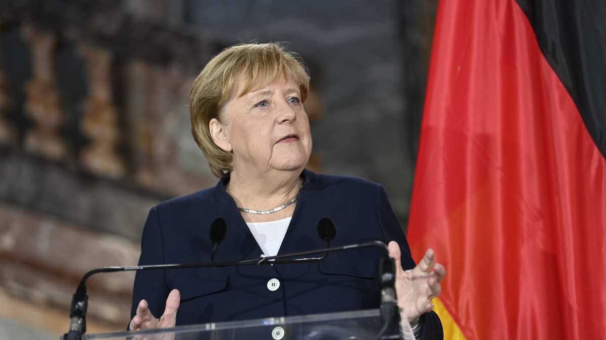 Меркель призвала власти Германии оставаться в диалоге с Россией