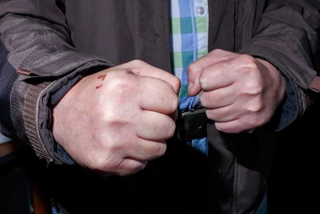 Россиянин не смог попасть в бар без QR-кода и напал на полицейского