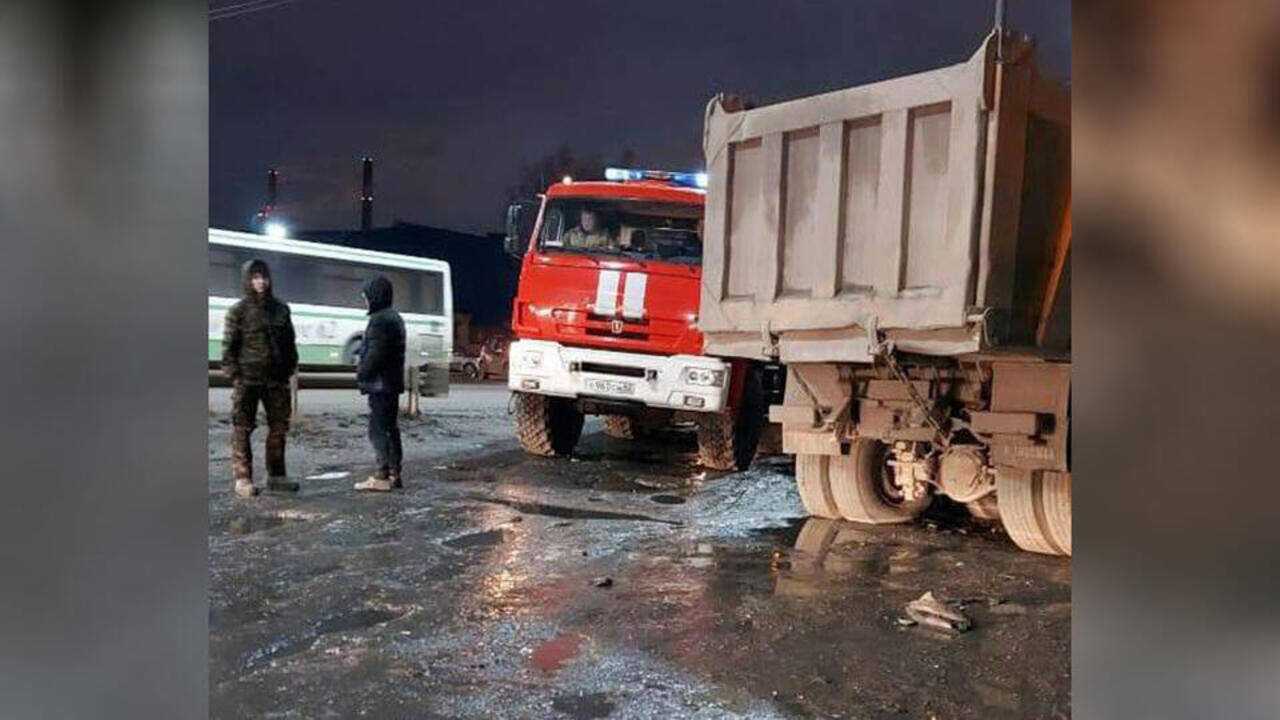 В Рязани грузовик сбил на остановке женщин