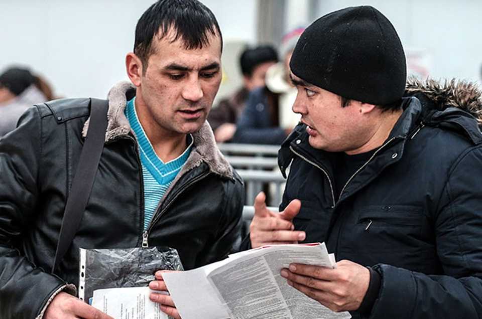 Назвали среднюю зарплату мигрантов в России