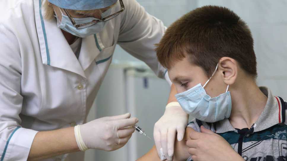 Вакцинацию подростков против коронавируса внесли в календарь прививок