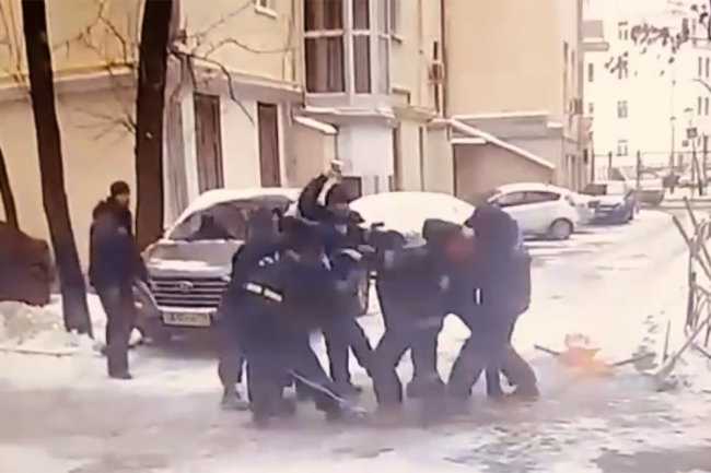 Прямо в центре Москвы дворники затеяли массовую драку