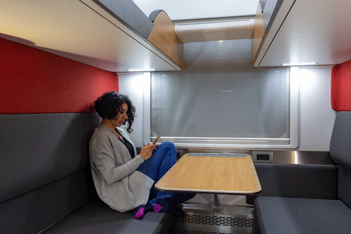 Для пассажиров верхних полок в поездах вводят новые правила
