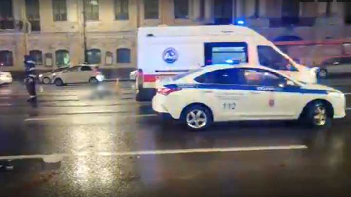Автомобиль врезался в толпу на Невском проспекте в Петербурге, один человек погиб