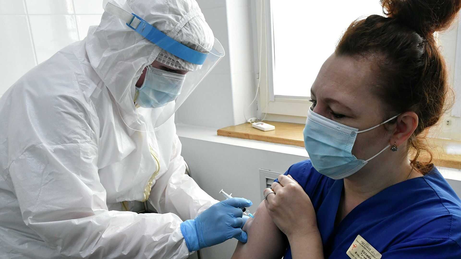 Вирусолог призывает делать прививки от омикрона