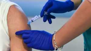 Украинским подросткам будут оплачивать вакцинацию против COVID-19