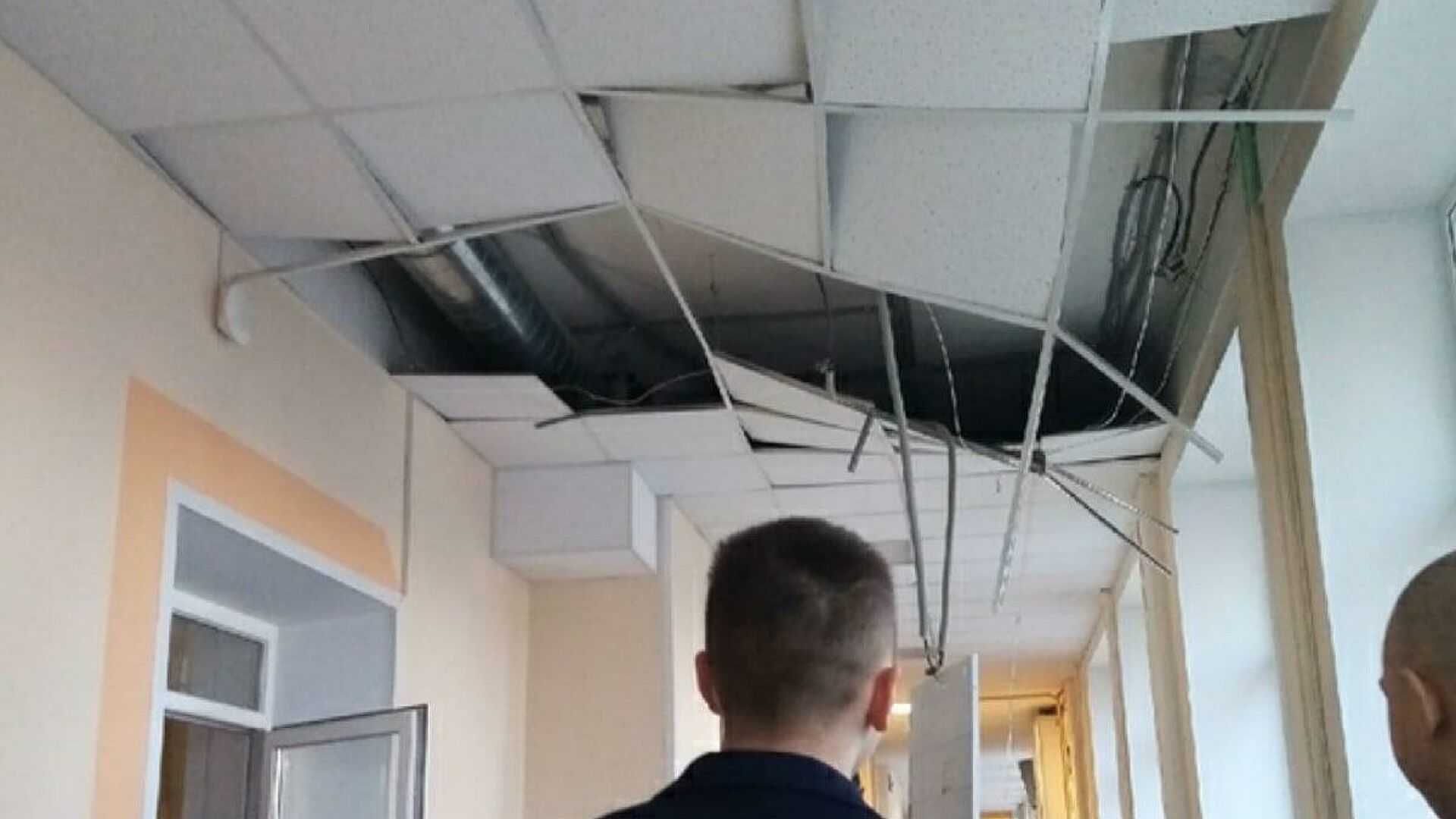 В школе Московской области обрушился потолок