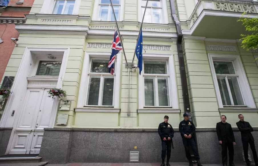 Посольство США в Киеве назвало причину, почему отправило домой дипломатов с семьями