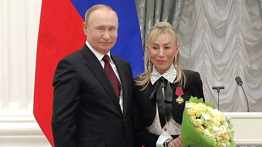 Путину вручили в подарок духи «Красная Москва»
