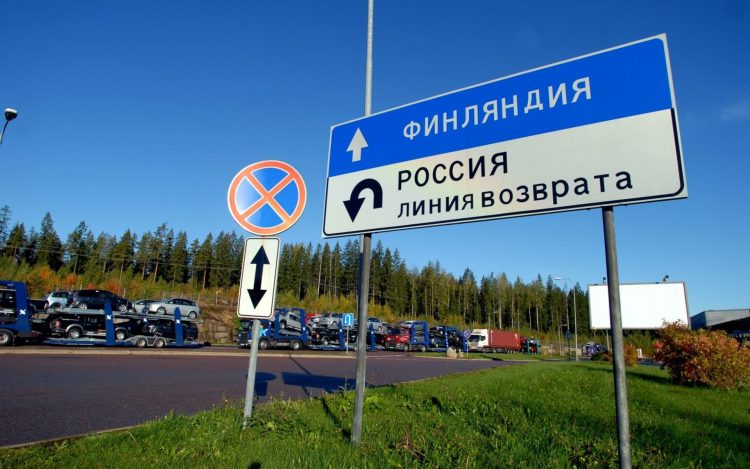 Задержанные в Финляндии картины пересекли границу России