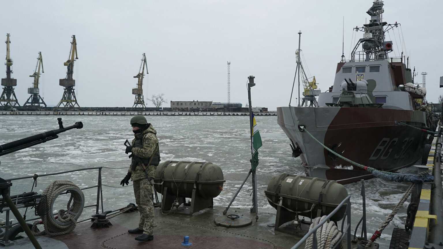 В морском порту Мариуполя "Азов" захватил два мирных иностранных судна