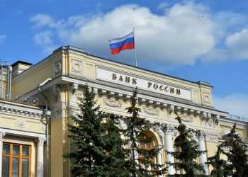 Центробанк РФ разрешит снимать доллары наличкой с 18 апреля