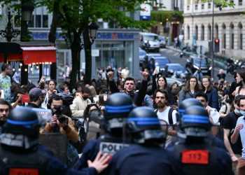 В Париже проходит демонстрация против Макрона