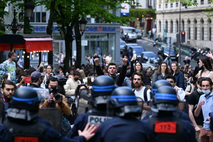 В Париже проходит демонстрация против Макрона