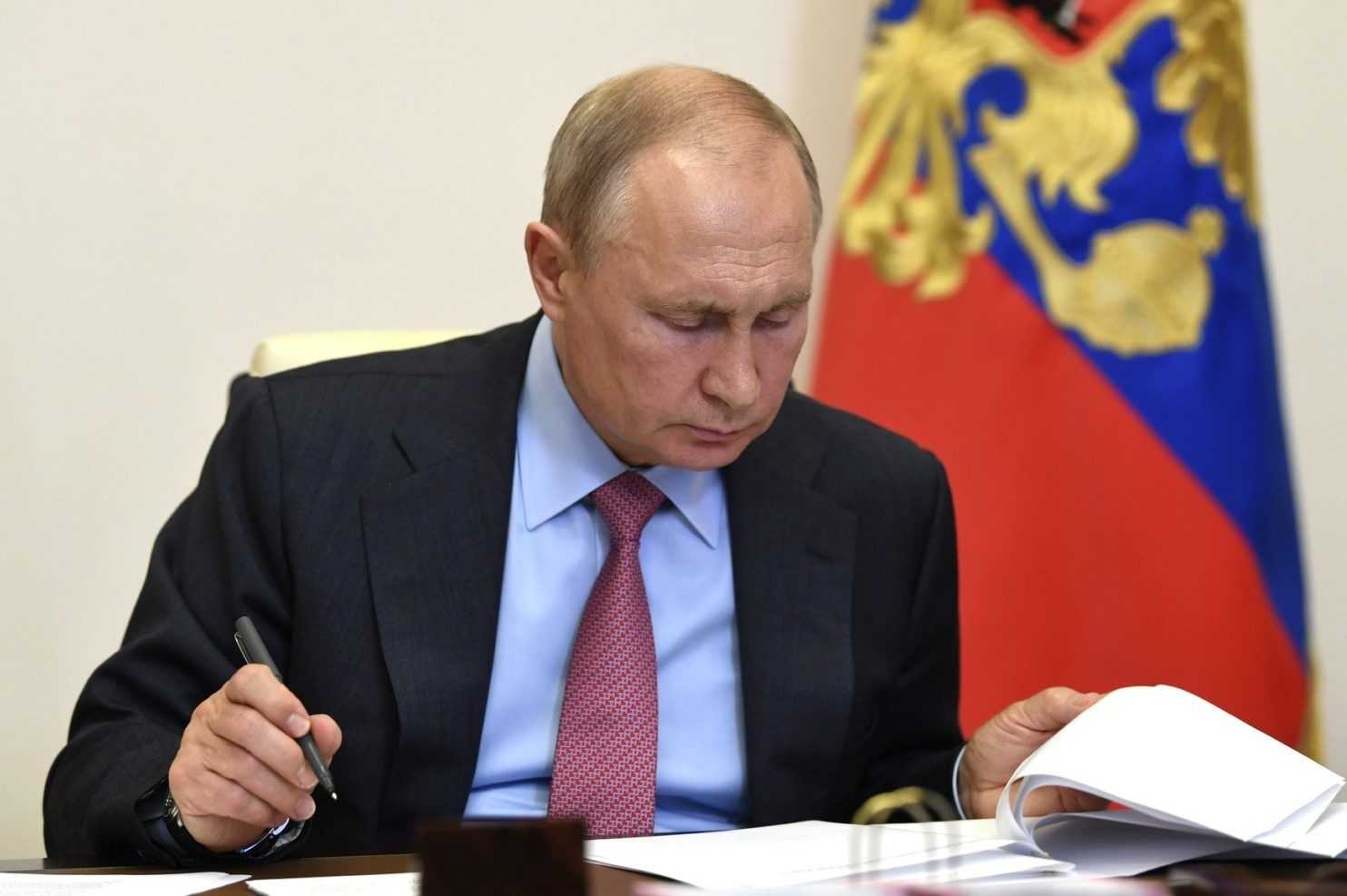 Путин подписал указ о единовременных выплатах пособий семьям погибших на Донбассе