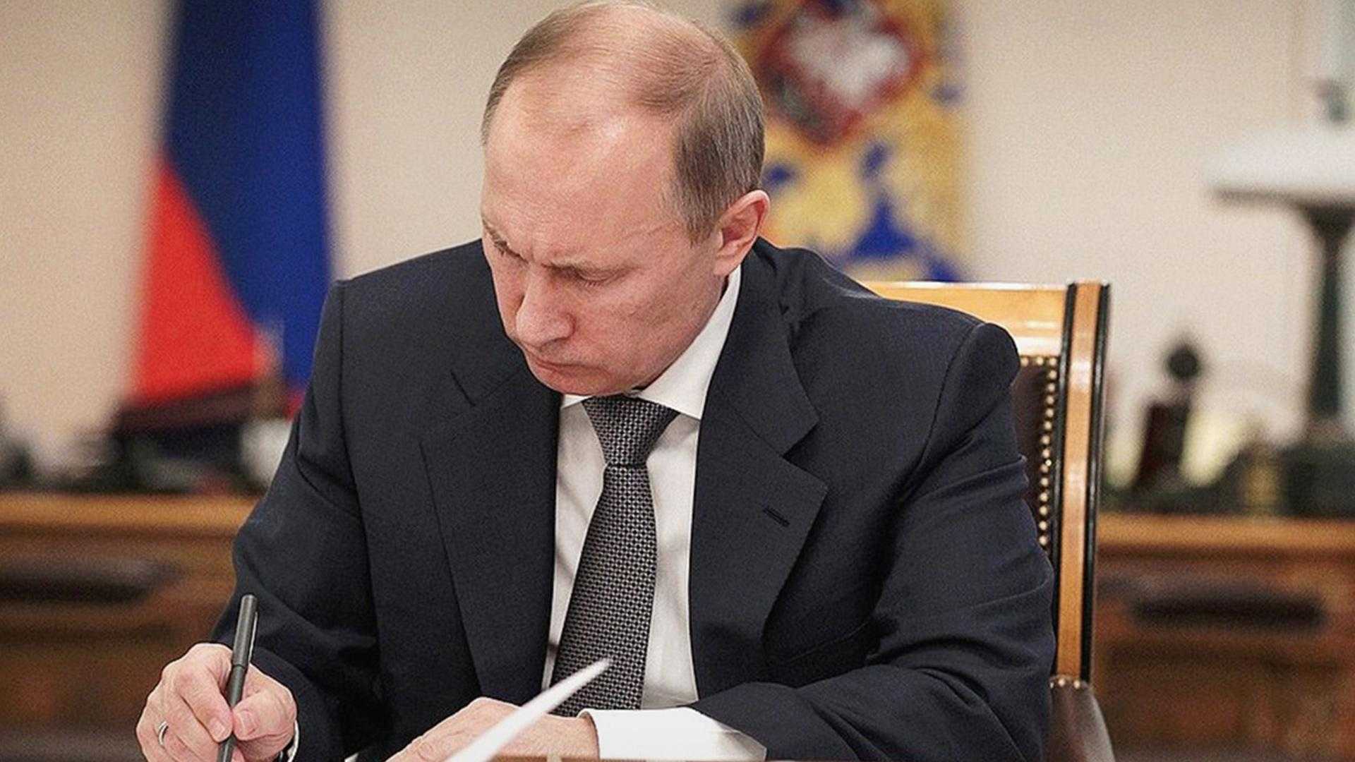 Путин подписал указ о переводе в рубли оплату за лизинг самолетов
