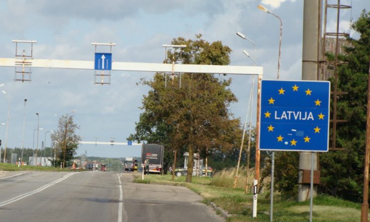 На границе с Латвией, из-за санкций ЕС, стоит более 150 грузовиков России