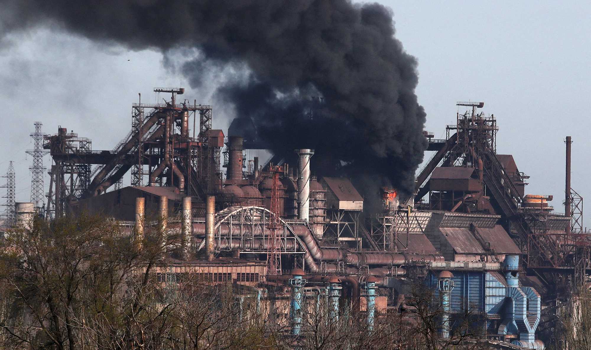 Беспилотник российских СМИ заснял дым над заводом "Азовсталь" в Мариуполе