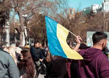 Молодые поляки обругали протестующих украинцев в центре Варшавы