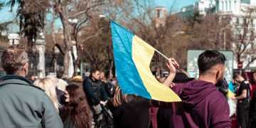 Молодые поляки обругали протестующих украинцев в центре Варшавы