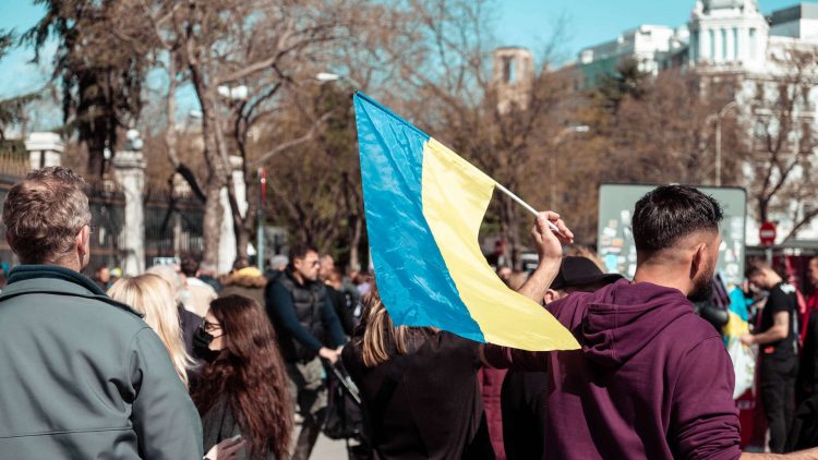 Молодые поляки обругали протестующих украинцев в центре Варшавы