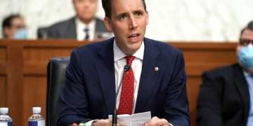 Сенатор Хоули: "Винить Путина в росте цен на энергоносители в США - это чушь"