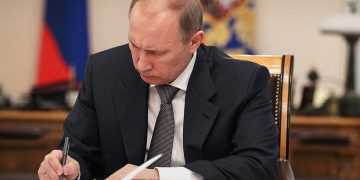 Владимир Путин подписал закон об отмене максимального возраста для заключения первого контракта в ВС РФ