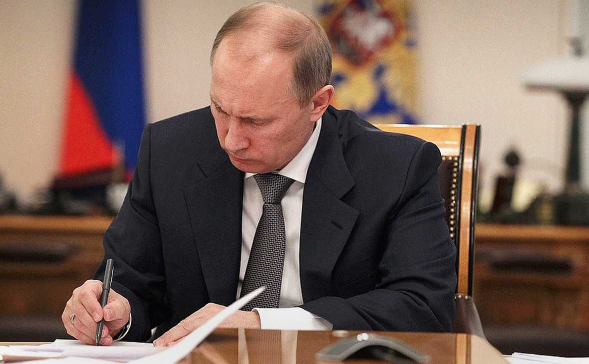 Владимир Путин подписал закон об отмене максимального возраста для заключения первого контракта в ВС РФ