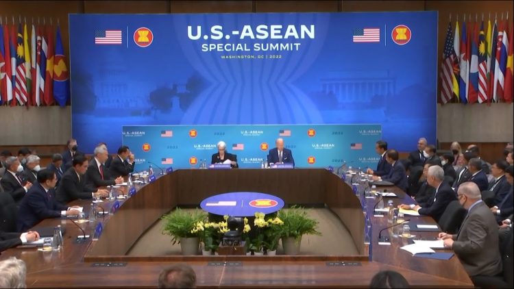 США "с ущербной демократией" не поддержали государства на саммите США - АСЕАН