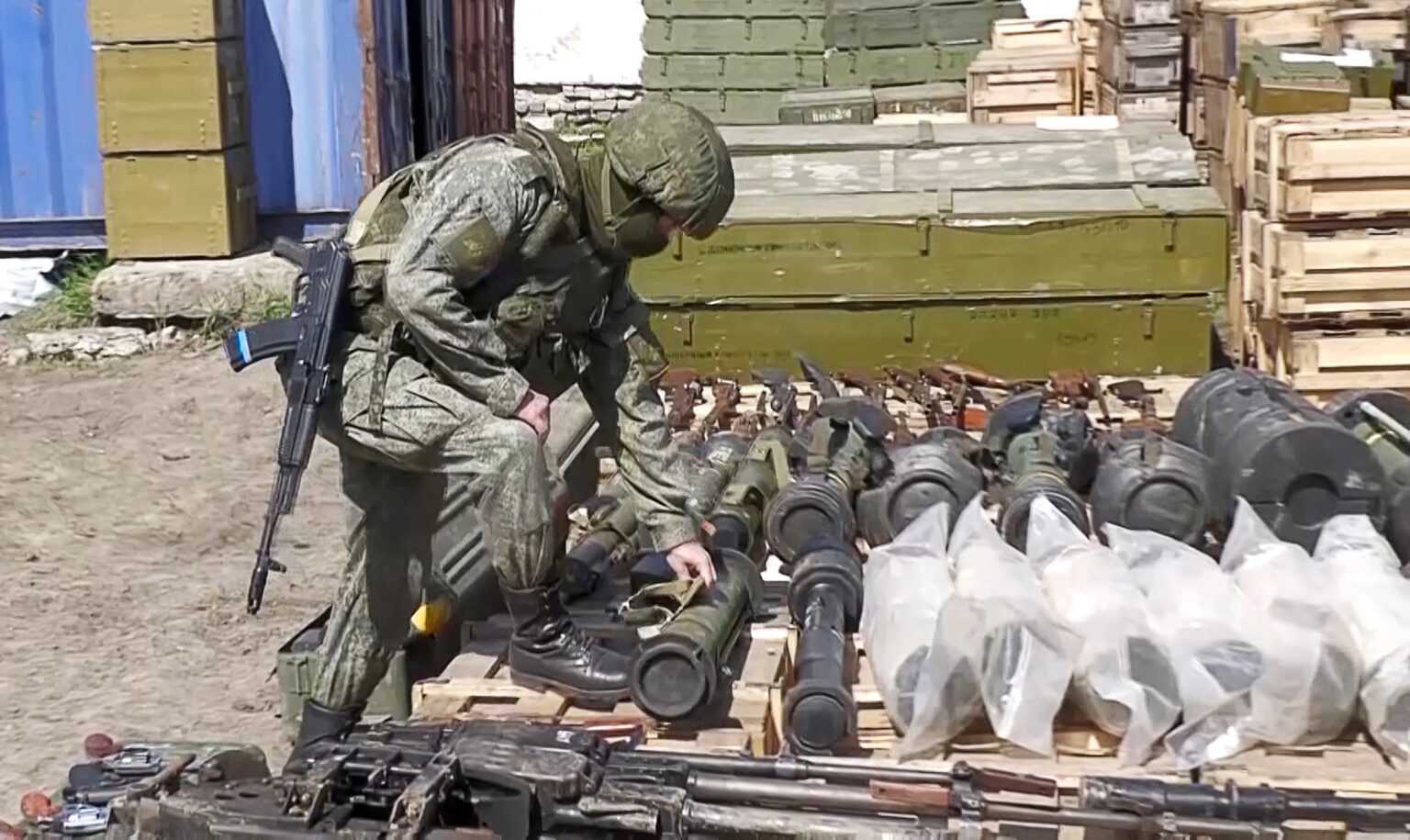 В сети появились кадры захваченного вооружения ВС России у солдат ВСУ